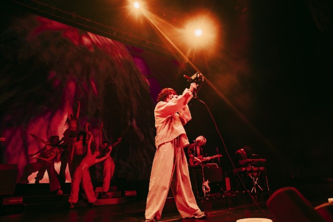 Kenshi Yonezu celebrates his 15th single “Plazma / BOW AND ARROW” with four editions, including controller device and HALO versions, illustrated by Yonezu himself. Poster campaigns and a live photo exhibition shot by Jiro Konami further mark this release.